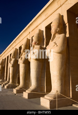 Statuen, die Bewachung der Tempel der Hatschepsut, Deir el-Bahri am Westufer in Luxor, Ägypten. Stockfoto