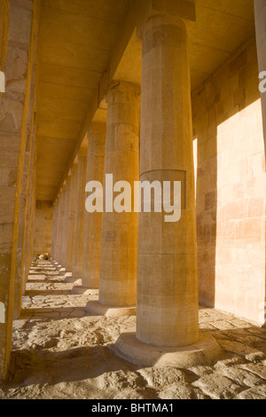 Säulen der Tempel der Hatschepsut, Deir el-Bahri am Westufer in Luxor bei Sonnenaufgang, Ägypten. Stockfoto