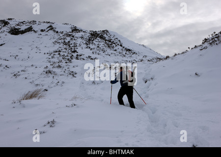 Walker im Tiefschnee auf der letzte Aufstieg zum Gipfel des Ben A'an in die Trossachs Stockfoto