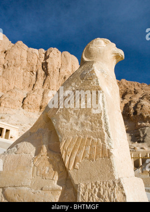 Falke Vogel Statue am Tempel der Hatschepsut, Deir el-Bahri am Westufer in Luxor, Ägypten. Stockfoto