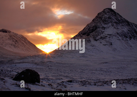 Glen Etive und Buachaille Etive Mòr Berg, Glen Coe, Highlands, Schottland, Vereinigtes Königreich. Stockfoto