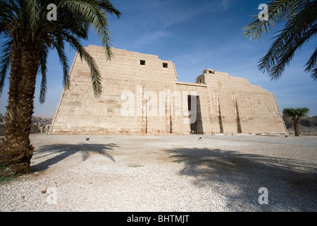 Ersten Pylon der Medinet Habu Tempel oder Leichenhalle Tempel von Ramses III am Westufer in Luxor, Ägypten. Stockfoto