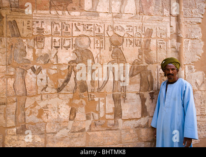 Tempelwächter mit Reliefs am Medinet Habu Tempel oder Leichenhalle Tempel von Ramses III am Westufer in Luxor, Ägypten. Stockfoto