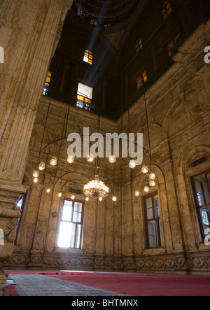 Lichtstrahlen im Inneren Mohamed Ali Mosque in der Saladin-Zitadelle von Kairo, Ägypten. Stockfoto