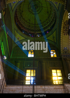 Lichtstrahlen im Inneren Muhammad-Ali-Moschee in der Saladin-Zitadelle von Kairo, Ägypten. Stockfoto