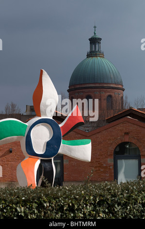 Skulptur, La Grande Fleur qui Marche von Frank Léger les Abattoirs Museum mit Le Dôme de la Chapelle de La Grave hinter Saint-Joseph in Toulouse. Stockfoto