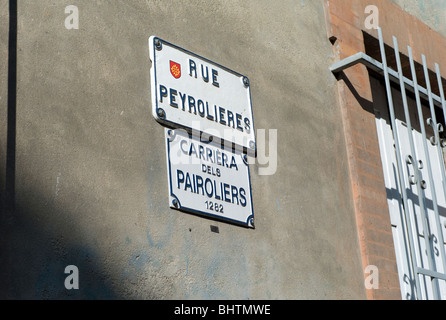 Zweisprachige Ortsschilder in der Französischen und Occitane Sprache, der in der 'Rosa Stadt' (La Ville Rose) in Toulouse, Haute Garonne Occitanie, Frankreich Stockfoto