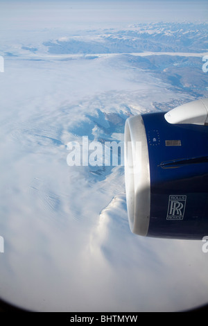 Über den Wolken aus einem Flugzeugfenster mit Rolls-Royce Motor für British Airways anzeigen Stockfoto