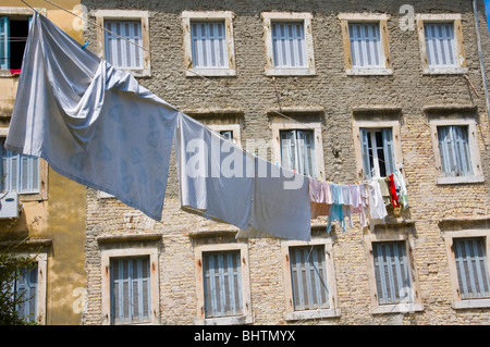 Waschenden Linien aufgereiht von lokalen Wohnungen in Korfu Altstadt auf der griechischen Insel Korfu Griechenland GR Stockfoto