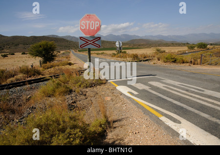 wichtigsten Eisenbahnstrecke zwischen Robertson und Worcester in der western Cape Südafrika verläuft durch ländliche Landschaft. Ebene Kreuz Stockfoto