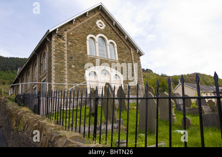 Trinity kongregationalistische Kirche und Friedhof in der ehemaligen Bergbaustadt Dorf von Pontywaun South Wales Täler UK Stockfoto