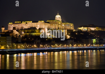 Budaer Burg spiegelt sich in der Donau, Budapest, Ungarn Stockfoto