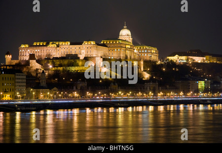 Budaer Burg spiegelt sich in der Donau, Budapest, Ungarn Stockfoto