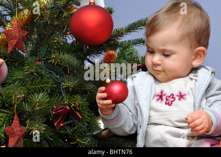 Baby und Weihnachtsbaum Stockfoto