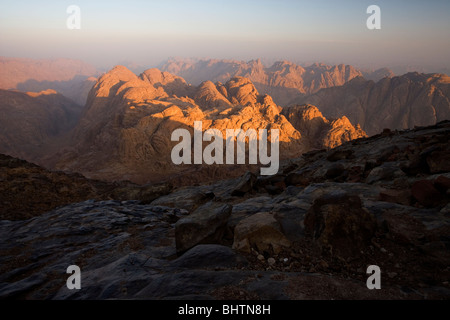 Blick vom Gipfel des Berges Sinai bei Sonnenaufgang, St. Catherine, Ägypten. Stockfoto