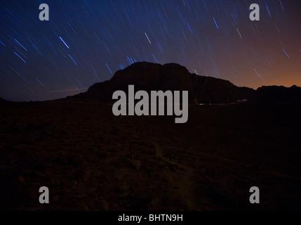 Sternspuren über den Gipfel des Mount Sinai aus Siket El Bashait Route, St. Catherine, Ägypten gesehen. Stockfoto