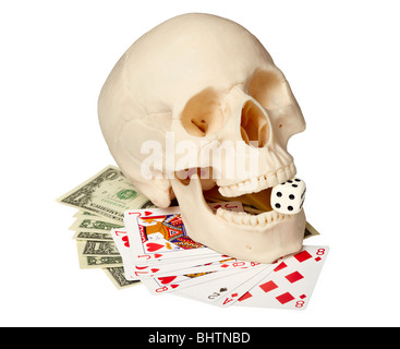 Menschlicher Schädel, Spielkarten und Geld auf weißem Hintergrund Stockfoto