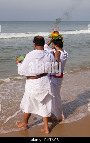 Indien, Kerala, Varkala Beach, am frühen Morgen, indische Pilger Durchführung Puja im Meer Stockfoto