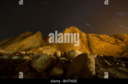 Sternspuren über den Gipfel des Berges Sinai in der Nacht, St. Catherine, Ägypten. Stockfoto