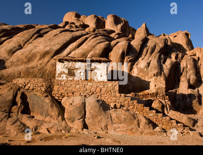 Kapelle nahe dem Gipfel des Berges Sinai bei Sonnenaufgang, St. Catherine, Ägypten. Stockfoto