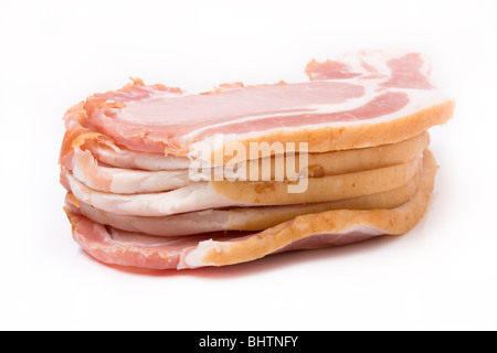 Haufen von rohen ungekochten Geschnetzeltes Speck isoliert vor weißem Hintergrund aus niedrigen Sicht. Stockfoto