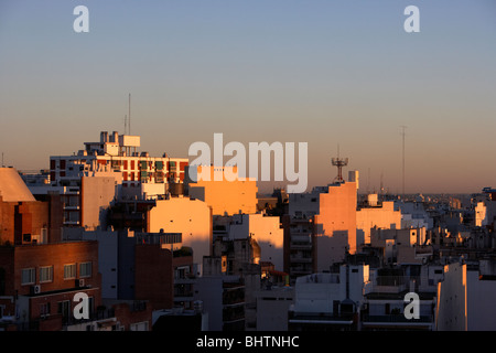 Wohnungen-Dächer in den Abend-Sonne-Buenos Aires-Argentinien Stockfoto