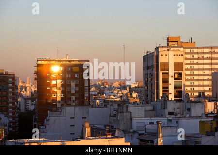 Wohnblocks mit Sonnenlicht reflektiert und Dächer in den Abend Buenos Aires Argentinien Stockfoto