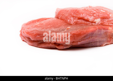 Haufen rohes Rindfleisch vor weißem Hintergrund aus niedrigen Sicht isoliert. Stockfoto