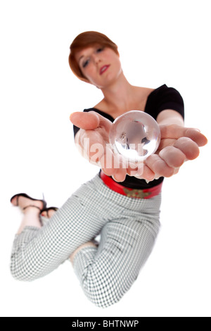 Frauen halten eine Glaskugel mit Aufdruck der Kontinente, mit Reflexion in das Glas. Afrika auf der Vorderseite zu sehen Stockfoto