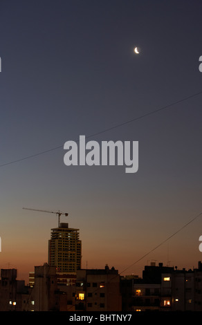 Bau des neuen Appartement-Hochhaus und Dächer in den Abend Buenos Aires Argentinien Stockfoto