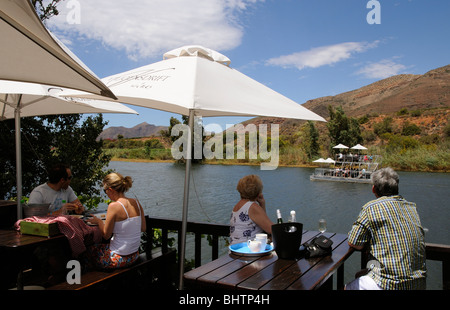Gäste auf dem Viljoensdrift Weingut Mittagessen vom Ufer des Flusses und genießen eine Breede River Bootsfahrt vorbei an Stockfoto