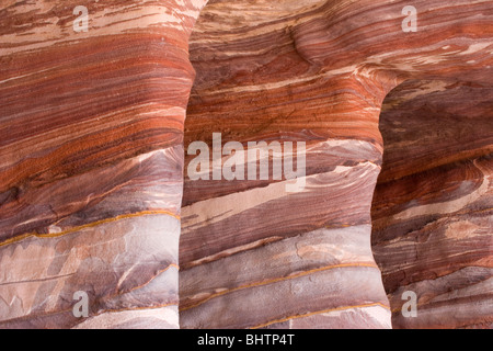 Bunte Schichten von Sandstein der archäologische Stadt Petra, Wadi Musa, Jordanien. Stockfoto