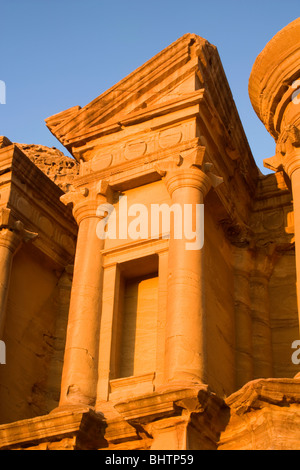 Das Kloster oder El Deir an die alten roten rose Stadt Petra bei Sonnenuntergang in Wadi Musa, Jordanien. Stockfoto