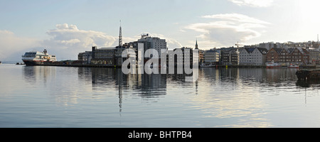 Der Hafen der Stadt Tromsø in Nord-Norwegen. Die Küstenstadt express Hurtigruten nach links auf dem Foto. Stockfoto