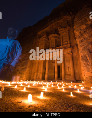 Die Schatzkammer oder Al Khaznah beleuchtet mit Kerzen für Petra bei Nacht in Wady Musa, Jordanien. Stockfoto