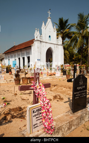 Indien, Kerala, Champakulam Dorf, syrische Christian Chapel Graveyard Blumengirlande auf RIP Kreuz Stockfoto