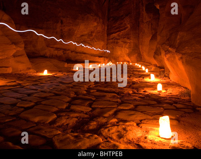 Die Al-Siq-Schlucht führt an den Fiskus beleuchtet mit Kerzen für Petra bei Nacht in Wadi Musa, Jordanien. Stockfoto