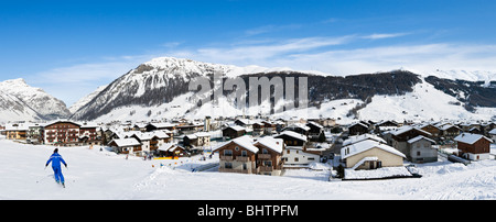 Panoramablick auf das Zentrum des Ortes von der Ski Piste, Livigno, Lombardei, Italien Stockfoto