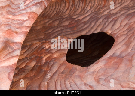 Bunte Schichten von Sandstein der archäologische Stadt Petra, Wadi Musa, Jordanien. Stockfoto