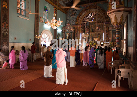 Indien, Kerala, Champakulam Dorf, syrische Christian Church Interieur, Taufe Dienst im Gange Stockfoto