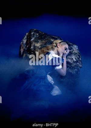 Helen Noble als Alice in Derek Deanes Produktion von Alice im Wunderland für English National Ballet. Stockfoto