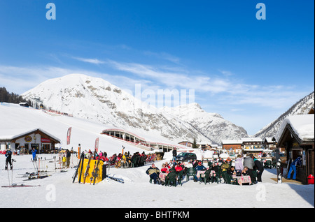 Snack-Bar am unteren Rand der Piste im Zentrum des Resorts von Livigno, Lombardei, Italien Stockfoto