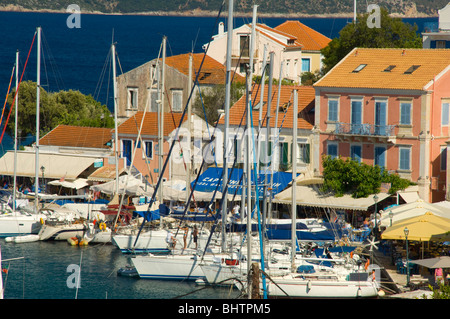 Einen tollen Blick auf den Hafen von Fiskardo, Kefalonia, die Ionische Inseln, Griechenland Stockfoto