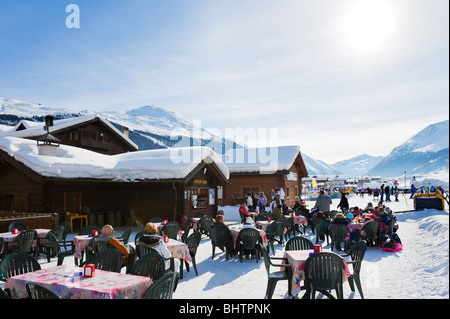 Snack-Bar am unteren Rand der Piste im Zentrum des Resorts von Livigno, Lombardei, Italien Stockfoto