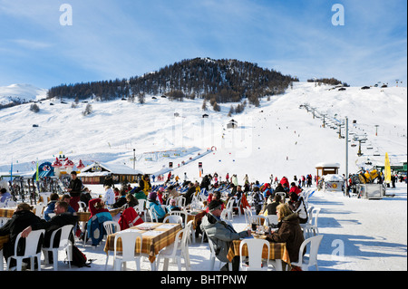 Restaurant am unteren Rand der Piste im Zentrum des Resorts von Livigno, Lombardei, Italien Stockfoto