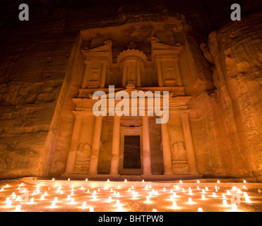 Die Schatzkammer oder Al Khaznah beleuchtet mit Kerzen für Petra bei Nacht in Wady Musa, Jordanien. Stockfoto