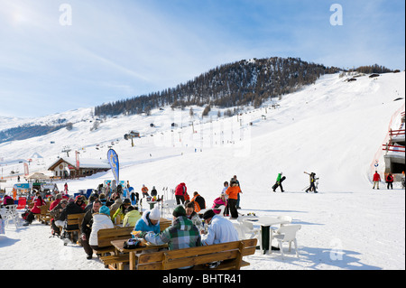 Restaurant am unteren Rand der Piste im Zentrum des Resorts von Livigno, Lombardei, Italien Stockfoto