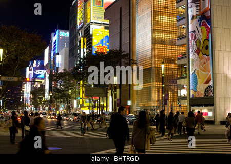 Nightime im angesagten Viertel Ginza Tokyo. Der Bezirk befindet sich viele Designer-Mode-Geschäfte Stockfoto
