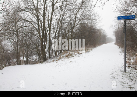 Winterweg von Schnee bedeckt, Lochwinnoch, Schottland, Großbritannien Stockfoto