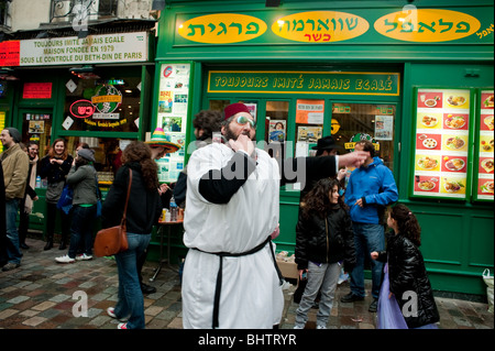 Paris, Frankreich, Gruppe Männer, orthodoxe Juden auf der Straße im Marais vor dem Restaurant L'as du Fallafel, alte jüdische Traditionen, jüdische Gemeinschaft europa Stockfoto